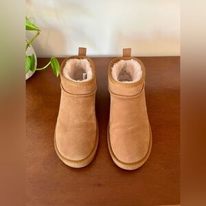 Cushionaire Women’s Short Fleece Winter Boots - Size 8.5